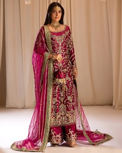 Robe de mariée traditionnelle longue en soie brodée marron pour femme, avec détails dorés et dupatta - Product Image 1