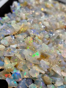 Opales naturelles en vrac, taille brillante, polies, blanc opalescent, feu multicolore, 3-6 mm, 1-5 carats, Éthiopie, Mehrajuddin Gems - Product Image 1