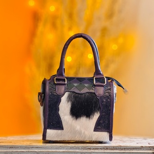 Bolso de Lujo Impermeable de Piel Genuina y Poliéster Ligero con Cremallera Única, Diseño Floral y de Letras, Portátil y de Gran Capacidad, de Venus Leathers - Product Image 1