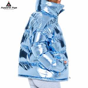 Blouson d'hiver pour femme très tendance, rembourré en duvet brillant, épais et matelassé, imperméable et coupe-vent, avec logo imprimé - Product Image 2