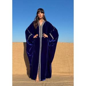 Kaftan en velours de soie surdimensionné de haute qualité, bleu roi, avec décolleté imposant, orné de Sfifas, fait main par Aakaids - Product Image 1