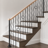 Rampe d'escalier moderne en fer noir ondulé avec balustre circulaire en bois clair, garde-corps d'escalier intérieur, design haut de gamme pour la maison