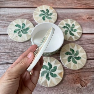 Sous-verres ronds faits à la main en nacre, lot de 6, motif feuille verte incrustée, avec support de rangement, diamètre 10 cm, de REHMAN CRAFT - Product Image 5