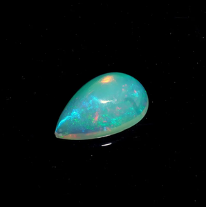 พลอยโอปอลไฟสีขาวธรรมชาติ HAYAAT GEMS รูปทรงลูกแพร์เจียระไนแบบคาโบชอง น้ำหนัก 1.50 กะรัต พร้อมสีสันเปลี่ยนแปลง - Product Image 1