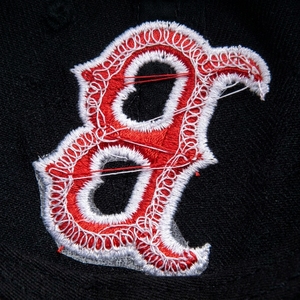 Parche Bordado Profesional Personalizado con la Letra B en Rojo, Aplique para Coser en Sombreros con Ribete Blanco, Diseño en Tela Tejida - Product Image 5