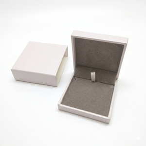 Boîte à bijoux en carton ondulé personnalisée avec fermeture magnétique |   Insert en éponge, emballage cadeau gaufré avec laminage mat, recyclable et portable - Product Image 3