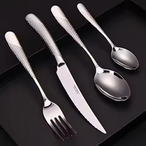 Ensemble de couverts en acier inoxydable au design moderne, idéal pour une salle à manger tendance et un look de cuisine épuré - Product Image 3