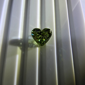 Diamant de laboratoire vert vif fantaisie taille brillant cœur 2,3 carats VVS2 certifié IGI, diamant non monté - Product Image 4