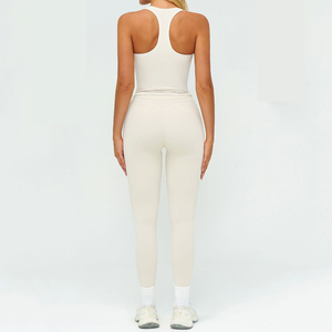Conjunto Deportivo de Dos Piezas en Oferta, Top Corto sin Mangas con Logotipo Frontal y Leggings de Cintura Alta para Fitness y Yoga - Product Image 4