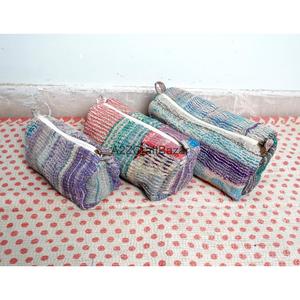 Trousse de Maquillage Grande Taille en Tissu Kantha 100% Coton Pur avec Motif à Pompons, Fermeture Éclair, Écologique, Durable, et Poignée Souple - Product Image 4