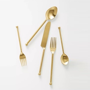 Juego de cubiertos de acero inoxidable de 5 piezas en oferta, con acabado dorado y mango con diseño martillado, para mesa, cocina, hotel y restaurante. - Product Image 1