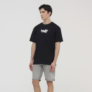 เสื้อยืดแขนสั้นสีดำสำหรับผู้ชาย พิมพ์ลายตัวอักษรด้านหน้า คอกลม ทรงปกติ ผ้าฝ้ายเจอร์ซีย์ สไตล์ลำลอง - Product Image 1