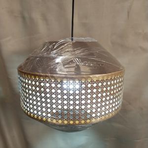 Lampe suspendue contemporaine ronde en rotin et tissu maillé |   Luminaire suspendu sphérique en rotin tressé à la main |   Géométrique créatif - Product Image 3