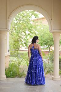 Robe de mariée indienne traditionnelle bleue, longue jusqu'au sol, avec imprimé Laheriya et motif de col en patchwork pour femmes, robes Navratri - Product Image 2