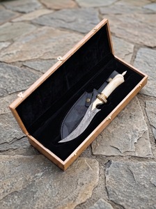 Couteau de chasse Bowie en acier Damas, lame à pointe tombante, bord droit, manche en bois avec étui, longueur totale 38 cm - Product Image 2