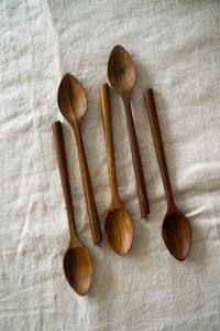 Juego de Cucharas para Servir Ensaladas de Madera Rústica Hechas a Mano, Utensilios de Madera Natural Ecológicos para Uso en la Cocina, Material de Madera Natural - Product Image 1