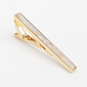 Pince à cravate pour homme plaquée or 18 carats avec agate blanche - Pierre précieuse naturelle Feng Shui pour la concentration et la clarté mentale |   KCVDATR001 - Product Image 1