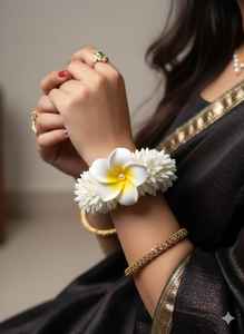 กำไลข้อมือดอกลีลาวดีพร้อมดอกมะลิหอม และพวงดอกไม้ประดับผมสำหรับงานเมห์นดี ฮัลดี ซันจีต นิกาห์ งานแต่งงาน - Product Image 3