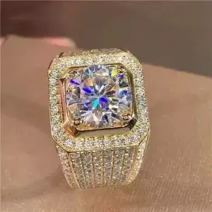 Bague de déclaration vintage pour homme en argent 925 plaqué or, sertie de moissanite ronde taille brillant et sertie de pierres, style luxe glacé - Product Image 1