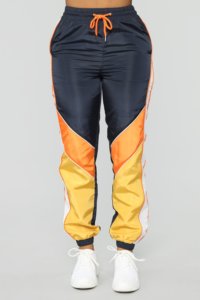 Nouvel arrivage : Ensemble de survêtement 2 pièces en nylon pour femme, coupe-vent personnalisé avec logo, veste courte zippée et pantalon color block pour femme - Product Image 4