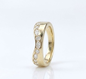 Bague de mariage large en or massif 14 carats, courbée, avec diamants de laboratoire marquise et ronds, en forme de U, style chevron, épaisse, pour femme - Product Image 2