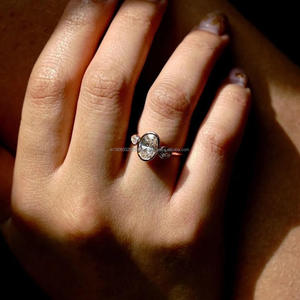 แหวนหมั้นเพชรโมอิสซาไนต์ทรงรีแบบสามเม็ด ตัวเรือนเงินแท้ 925 แหวนแต่งงาน แหวนวันครบรอบ แหวนขอแต่งงาน เครื่องประดับเจ้าสาว - Product Image 3