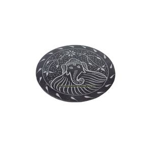 Porte-bâton d'encens en pierre à savon plaque de brûleur cendrier encensoir de forme circulaire en couleur noire Ganesh gravé - Product Image 1