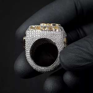 Anillo de Lujo para Hombre en Dos Tonos, Chapado en Rodio S925, con Diamante Moissanita y Logotipo, Estilo Rapper Hip Hop, para Aniversario - Product Image 4