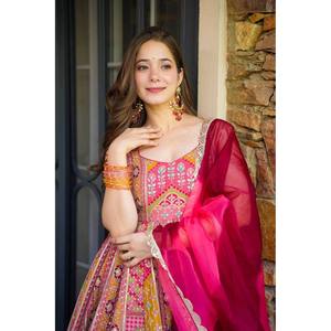 Vestido Anarkali de diseñador Swank, talla XS, color rosa oscuro, y hermosa dupatta para fiestas. - Product Image 1