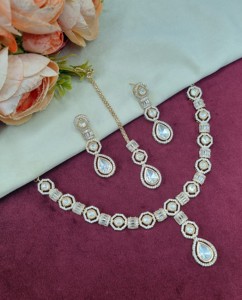 Collier à maillons hexagonaux en Kundan avec boucles d'oreilles assorties et mang tika, ensemble de bijoux Kundan plaqué or pour femmes, fabricants - Product Image 2