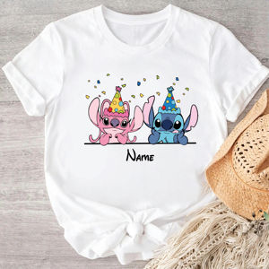 T-shirt de couple assorti Lilo et Stitch pour la Saint-Valentin, Stitch et Angel avec des chapeaux de fête et des confettis colorés, t-shirt de sport en coton blanc - Product Image 1
