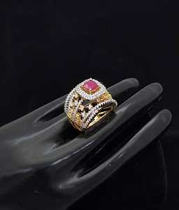 Anillo de Cóctel Elegante y Atractivo Chapado en Oro para Mujer con Piedra Redonda de Esmalte CZ, Diseño Geométrico Glamuroso para Fiestas - Product Image 3