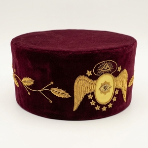 Casquette de Réglementation Française du 95e Degré de Memphis Misraim, en Velours Bordeaux, Broderie à la Main, Durable, à Prix Abordable, pour Insignes Maçonniques - Product Image 1