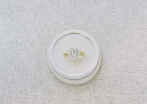 Bague en or jaune 14 carats plaqué or, diamant de laboratoire CVD taille émeraude 4 carats certifié IGI, couleur F, pureté VS1, cadeau de luxe pour femme - Product Image 2