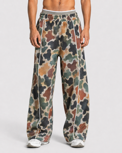 Ensemble de survêtement camouflage pour homme, coupe oversize, avec détails contrastants, en molleton de coton premium, comprenant un sweat à capuche avec passepoil contrastant et un pantalon de survêtement à jambes larges - Product Image 4