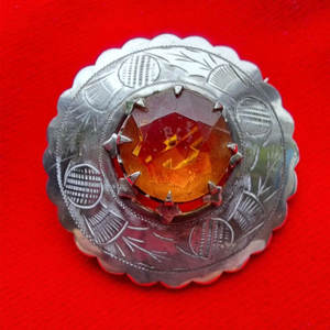 Broche escocés antiguo con grabados de cardo escocés, de cristal facetado grande color citrino, para traje escocés de las Tierras Altas - Product Image 4