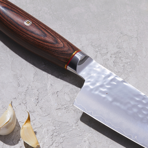 Couteaux de chef à lame martelée argentée avec manche en bois grainé marron et noir, broche décorative pour trancher, hacher et préparer les aliments - Product Image 3