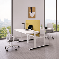 Bureau de travail moderne électrique réglable en hauteur pour deux personnes, en bois, rectangulaire, avec dessus blanc et panneau de confidentialité jaune en forme de T