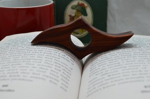 Support de livre en bois personnalisé fait main, porte-page léger en bois, accessoire de lecture pour lecteurs - Product Image 4