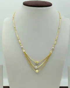 Exquisito Collar Chapado en Oro de 22K para Mujer con un Moderno Diseño de Triple Hilo Curvo y Detalles Florales Texturizados en Dos Tonos - Product Image 2