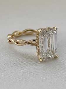 Anillo de Oro Sólido de 14K con Diamante Cultivado en Laboratorio de 3.03 CT, Corte Esmeralda, Banda Trenzada con Halo Oculto para Mujer, Regalo Sorpresa para Enamorados - Product Image 5