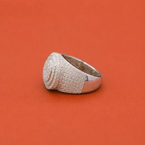 Bague de luxe pour homme en moissanite argentée, sertie de pierres rondes en grappe et halo, style glacé - Product Image 3