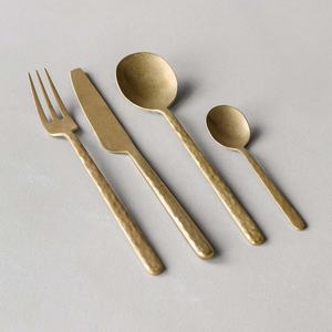 Juego de cubiertos reutilizables económicos con mango martillado dorado Vintage gran oferta hecho a mano Popular cuchillo occidental tenedor cuchara restaurantes - Product Image 1