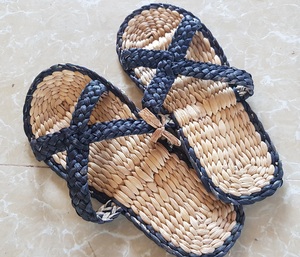 Apportez la beauté du tissage vietnamien à votre collection de chaussures avec des pantoufles en jacinthe d'eau naturelle pour les acheteurs du monde entier - Product Image 6