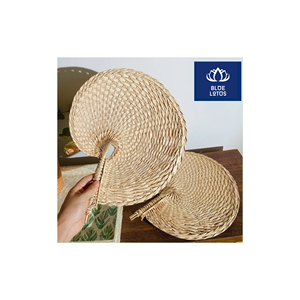 VENTA EXITOSA: Abanico de Mano Ecológico de Palma, Seguro y Limpio, Hecho con Material Vegetal Puro, Ideal para Decoración de Eventos y Uso Personal, Vendedor Directo - Product Image 1