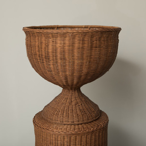Support de plantes en rotin brun foncé, tressé, élégant et décoratif, pour plantes d'intérieur, décoration de maison, hôtel ou resort. - Product Image 6