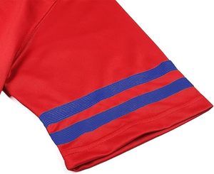 Maillot de sport rouge à manches courtes avec rayures bleues en polyester, vêtement de sport durable, tenue décontractée - Product Image 6