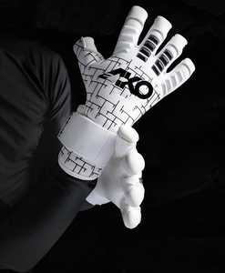 ถุงมือผู้รักษาประตูคุณภาพพรีเมียมแบบมืออาชีพ ปี 2026 โลโก้แบบฉีด 3 มิติ ระบายอากาศได้ดี ยางคุณภาพสูง พร้อม Ako - Product Image 1