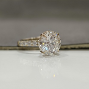 Anillo de compromiso y boda de lujo para mujer con diamante cultivado en laboratorio certificado IGI de 5 CT, corte redondo, engaste de garra, halo oculto y banda pavé - Product Image 6