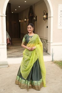 Lehenga Choli en soie élégante avec bordure tissée Zari et dupatta en tissu sergé pour femmes - Product Image 2